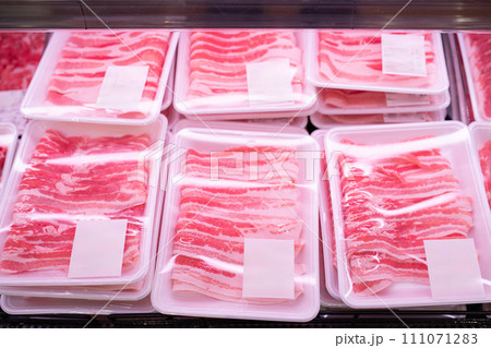 陳列された沢山の豚肉 111071283