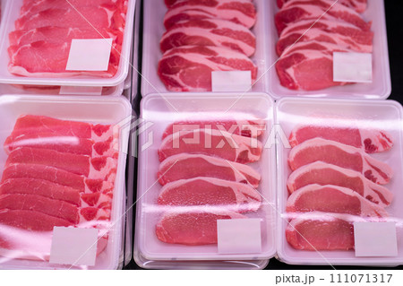 陳列された沢山の豚肉 111071317