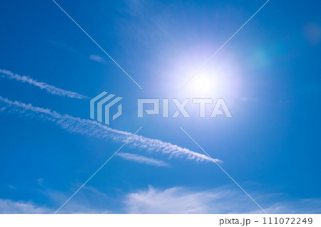 日本の横浜都市景観 脱コロナ…航空需要回復、飛行機雲の痕跡や太陽光…希望の光＝1月30日 111072249