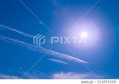 日本の横浜都市景観 脱コロナ…航空需要回復、飛行機雲の痕跡や太陽光…希望の光＝1月30日 111072250
