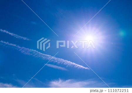 日本の横浜都市景観 脱コロナ…航空需要回復、飛行機雲の痕跡や太陽光…希望の光＝1月30日 111072251