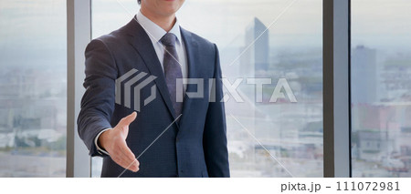 握手を求めるビジネスマン 111072981