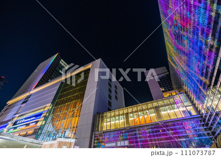 日本の横浜都市景観 JN.1…ライトアップされた横浜駅やJR横浜タワーなどを望む＝1月6日 111073787