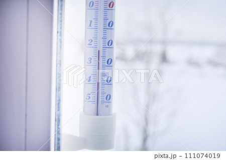 Alcohol street thermometer. The temperature meter. The temperature is low outside. 111074019