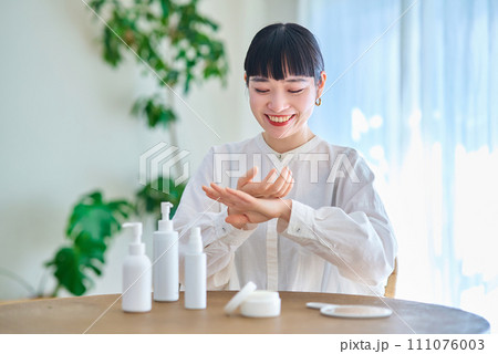 部屋でスキンケアをする若い女性 部屋でスキンケアをする若い女性 111076003