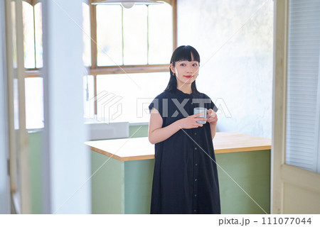 部屋でリラックスする若い女性 部屋でリラックスする若い女性 111077044