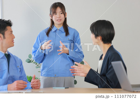 現状の問題点を話す女性エンジニア_2 現状の問題点を話す女性エンジニア_2 111077072