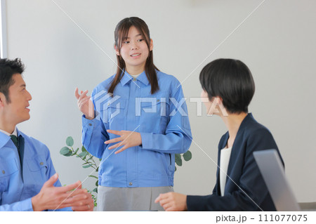 現状の問題点を話す女性エンジニア_4 現状の問題点を話す女性エンジニア_4 111077075