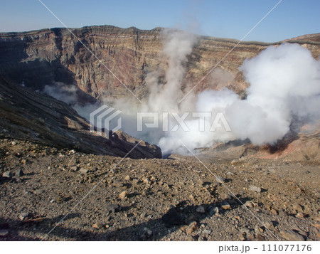 噴煙を上げる阿蘇山の火口 111077176