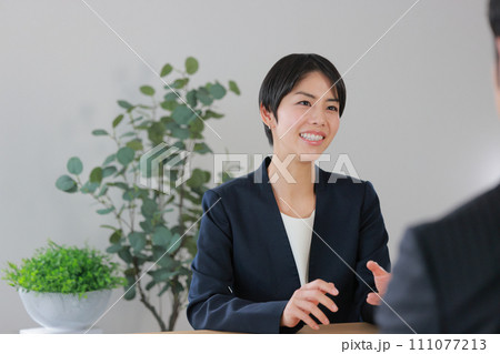 顧客に説明する女性アドバイザー_1 111077213