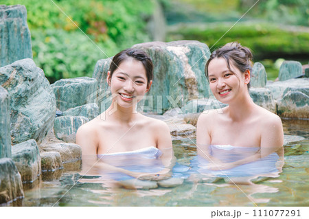 女子旅　露天風呂　入浴イメージ 111077291