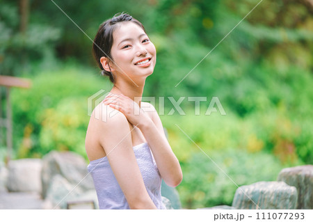 女子旅　露天風呂　入浴イメージ 111077293