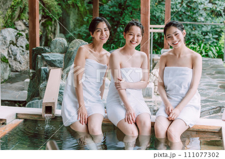 女子旅 露天風呂 入浴イメージ 女子旅 露天風呂 入浴イメージ 111077302