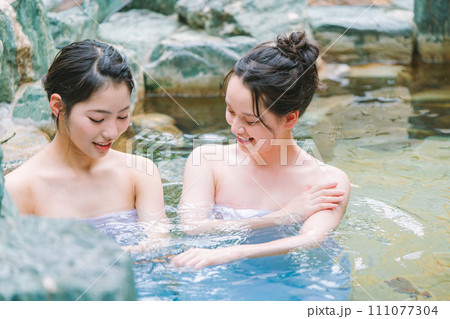 女子旅　露天風呂　入浴イメージ 111077304