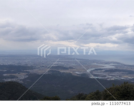 朝熊山山頂から知多半島方面を眺める 111077413