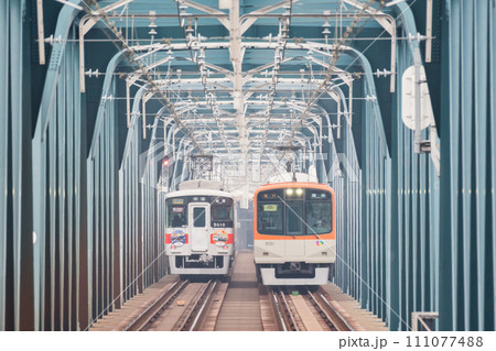 【阪神本線】淀川橋梁を渡る直通特急と急行列車 【阪神本線】淀川橋梁を渡る直通特急と急行列車 111077488
