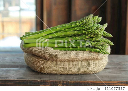 Fresh Asparagus: A Healthy Dinner on a Wooden Table 111077537