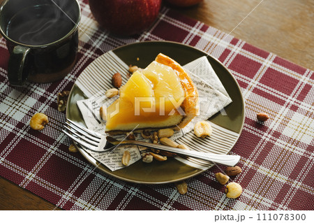 アップルパイのテーブルフォト アップルパイのテーブルフォト 111078300