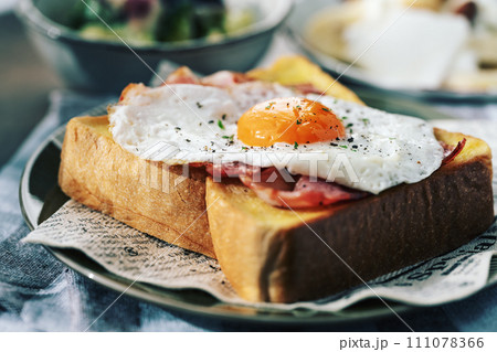 目玉焼きトースト 111078366