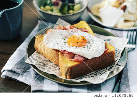 目玉焼きトースト 111078369
