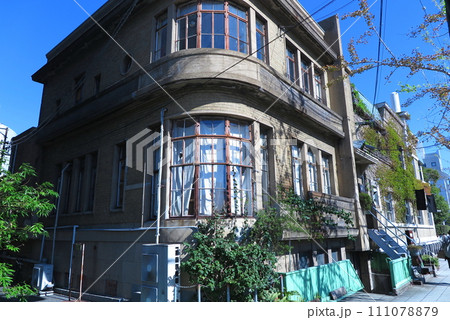 1935年建築の天満屋ビル(大阪市、戦後の土地嵩上げで1階が地階に) 1935年建築の天満屋ビル(大阪市、戦後の土地嵩上げで1階が地階に) 111078879
