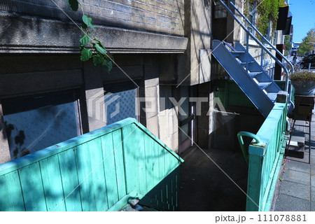 1935年建築の天満屋ビル（大阪市、戦後の土地嵩上げで1階が地階に） 111078881