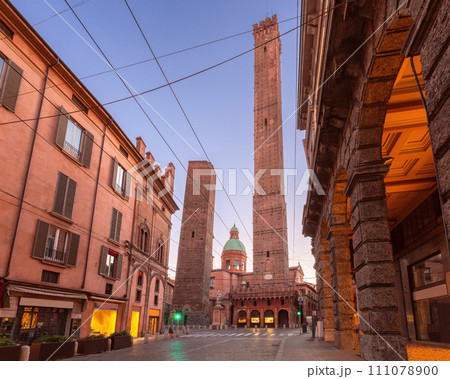 Leaning towers of Garisenda and Asinelli in Bologna at dawn. 111078900