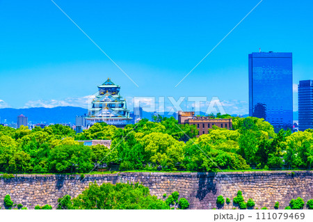 新緑の大阪城と大阪ビジネスパーク 111079469