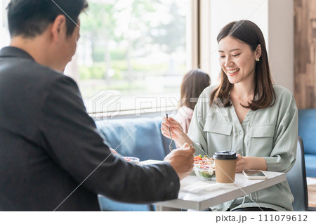 カフェ・レストラン・飲食店でデートする男女のカップル・恋人・夫婦 111079612