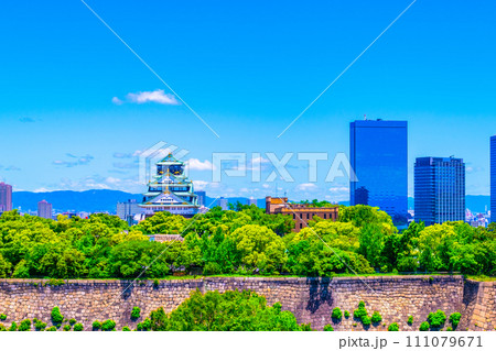 新緑の大阪城と大阪ビジネスパーク 111079671