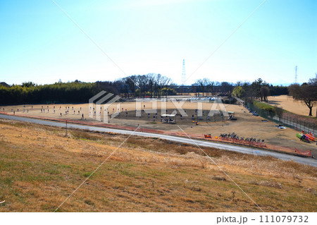 少年野球チーム 練習風景 冬景色 荒川河川敷 少年野球チーム 練習風景 冬景色 荒川河川敷 111079732