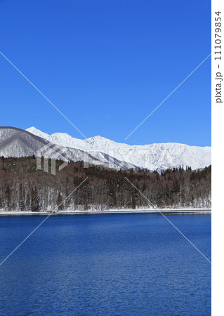 冬の青木湖と白馬三山 冬の青木湖と白馬三山 111079854