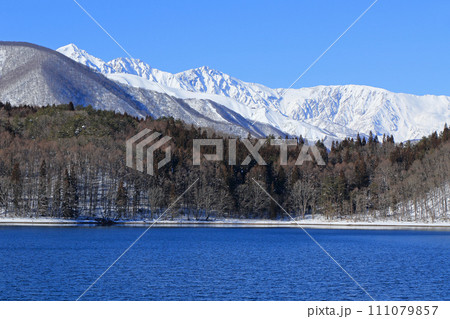 冬の青木湖と白馬三山 111079857