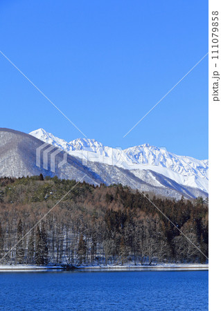 冬の青木湖と白馬三山 111079858