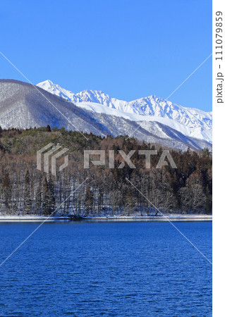冬の青木湖と白馬三山 冬の青木湖と白馬三山 111079859