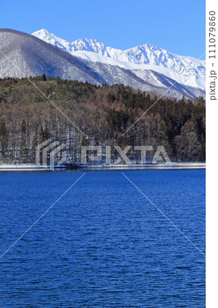 冬の青木湖と白馬三山 111079860