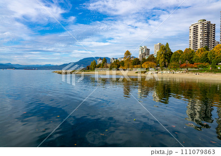バンクーバーの風景　都市と海 111079863