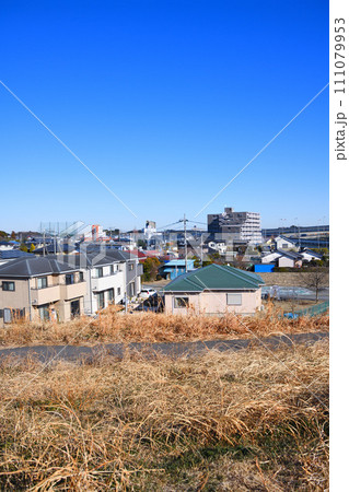 荒川土手から住宅街の眺め　冬の風景　さいたま市　 111079953