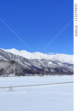 白馬山麓から望む冬の北アルプス 111079958
