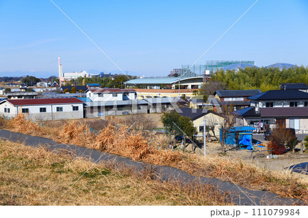 荒川土手から住宅街の眺め　冬の風景　さいたま市　 111079984