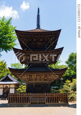 長野県上田市の初夏　新緑の前山寺　三重塔 111080172