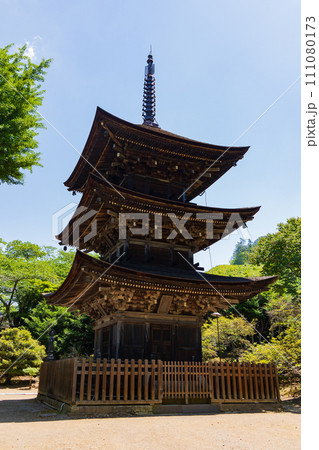 長野県上田市の初夏　新緑の前山寺　三重塔 111080173