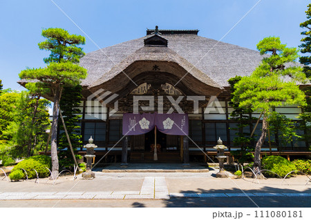長野県上田市の初夏　新緑の前山寺　本堂 111080181