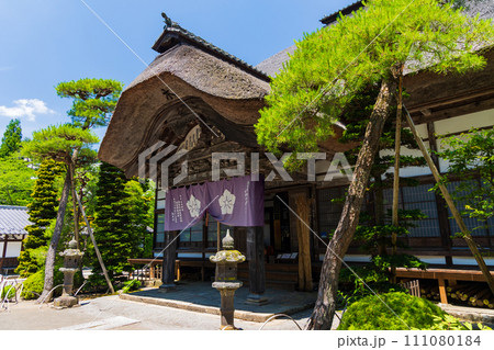 長野県上田市の初夏 新緑の前山寺 本堂 長野県上田市の初夏 新緑の前山寺 本堂 111080184