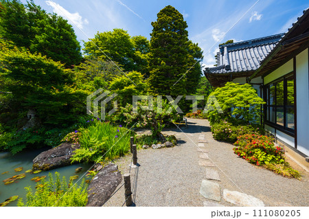 長野県上田市の初夏 新緑の前山寺 長野県上田市の初夏 新緑の前山寺 111080205