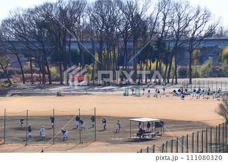 少年野球チーム　練習風景　冬景色　荒川河川敷　　 111080320