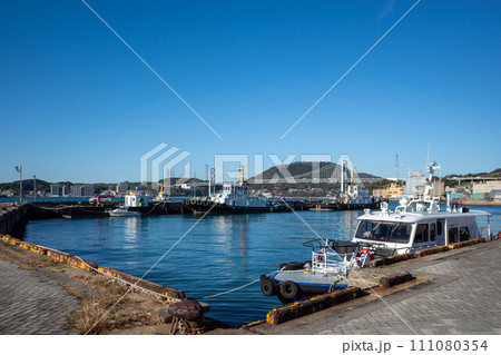 門司港側から見た関門海峡の青い海と関門橋 111080354