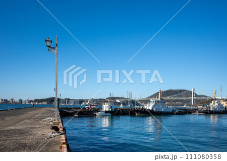 門司港側から見た関門海峡の青い海と関門橋 111080358
