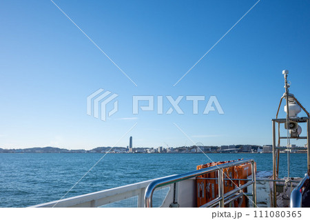 門司港側から見た関門海峡の青い海と関門橋 111080365