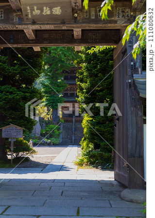 長野県上田市の初夏 新緑の前山寺 参道 長野県上田市の初夏 新緑の前山寺 参道 111080632